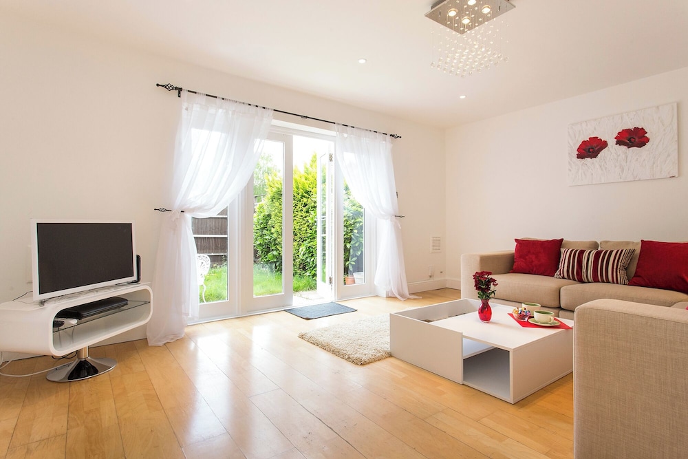 JOIVY 2-bed flat in West London