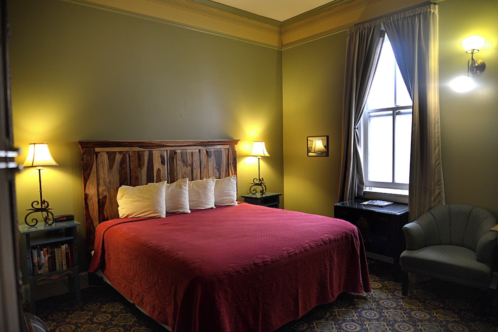 Historic Plaza Hotel