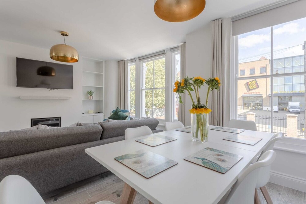 Stunning 3 Bedroom 2 Bath in Fantastic Location