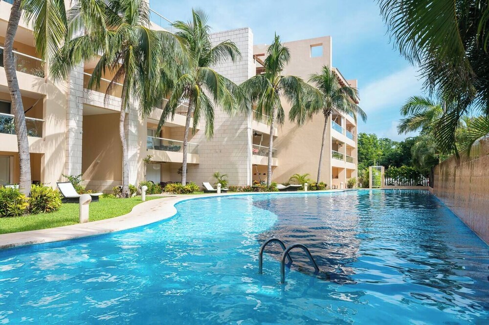 Groundfloor steps away to the beach view 3