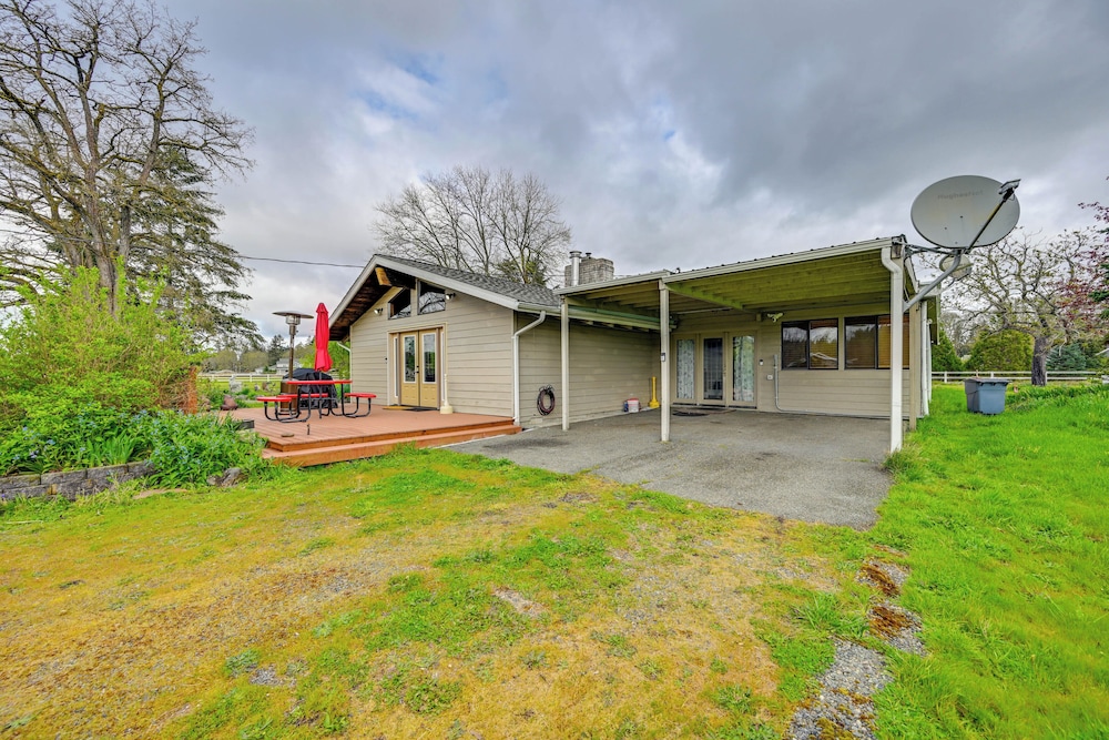 9 Mi to Spanaway Park: Home w/ Indoor Hot Tub