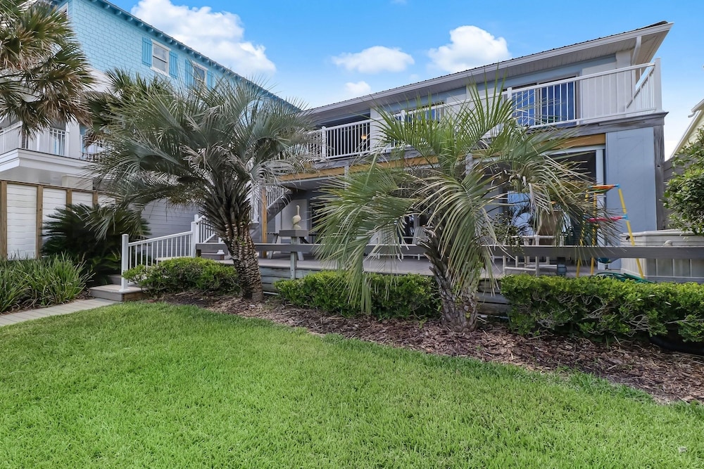 Fernandina Beach Vacations - Dog Friendly Oceanfront Beach House by RedAwning - Property Image 48