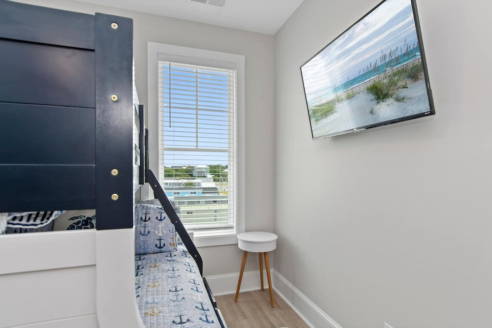 Luxury Beach Condo 5 Min Walk to Beach Shops