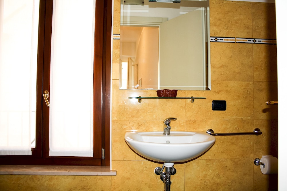 in Verona With 4 Bedrooms and 4 Bathrooms