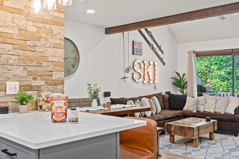 The Bear s Den by Avantstay Prime Location Renovated w Movie Game Room