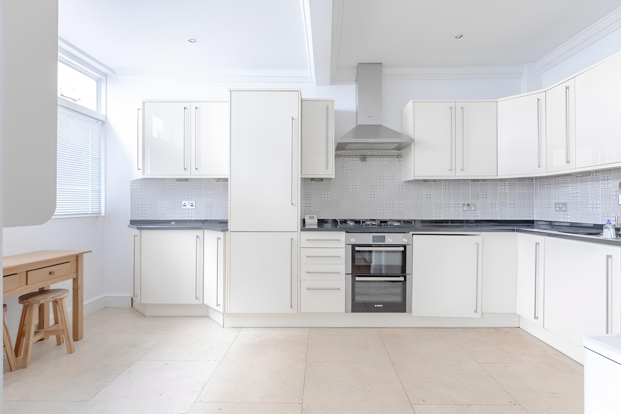 Central & Stylish 2BD Home Near Kensington Gardens