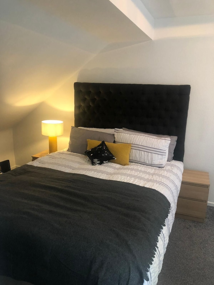 The 5 bed House With Spacious Rooms and Lounge view 5