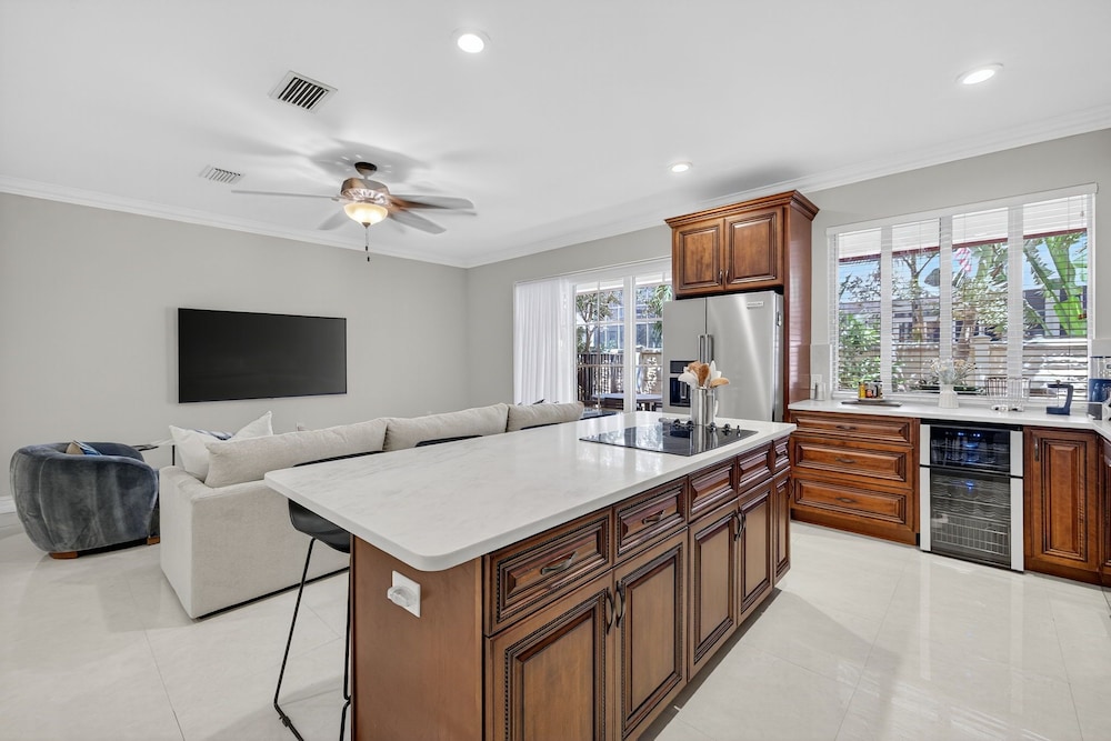 Daisy Townhouse Steps from The Beach