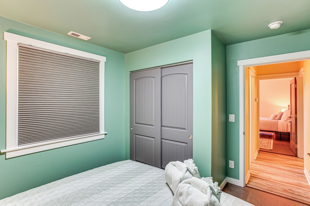 2 Mi to Dtwn Tacoma: Charming Home w/ Deck & Yard!