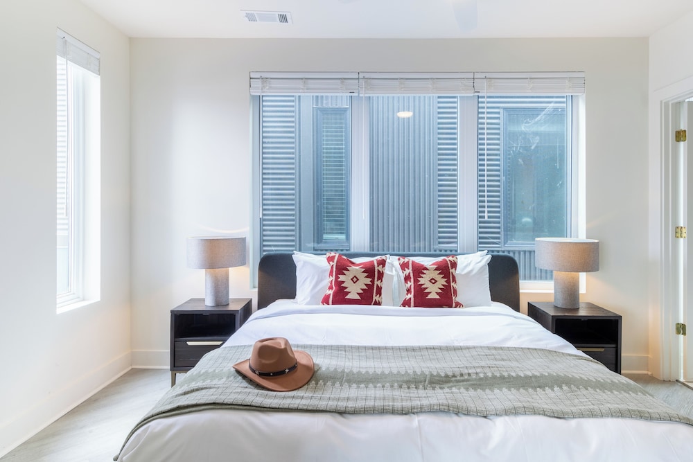 The Outrider by AvantStay Chic Stay Close to Broadway