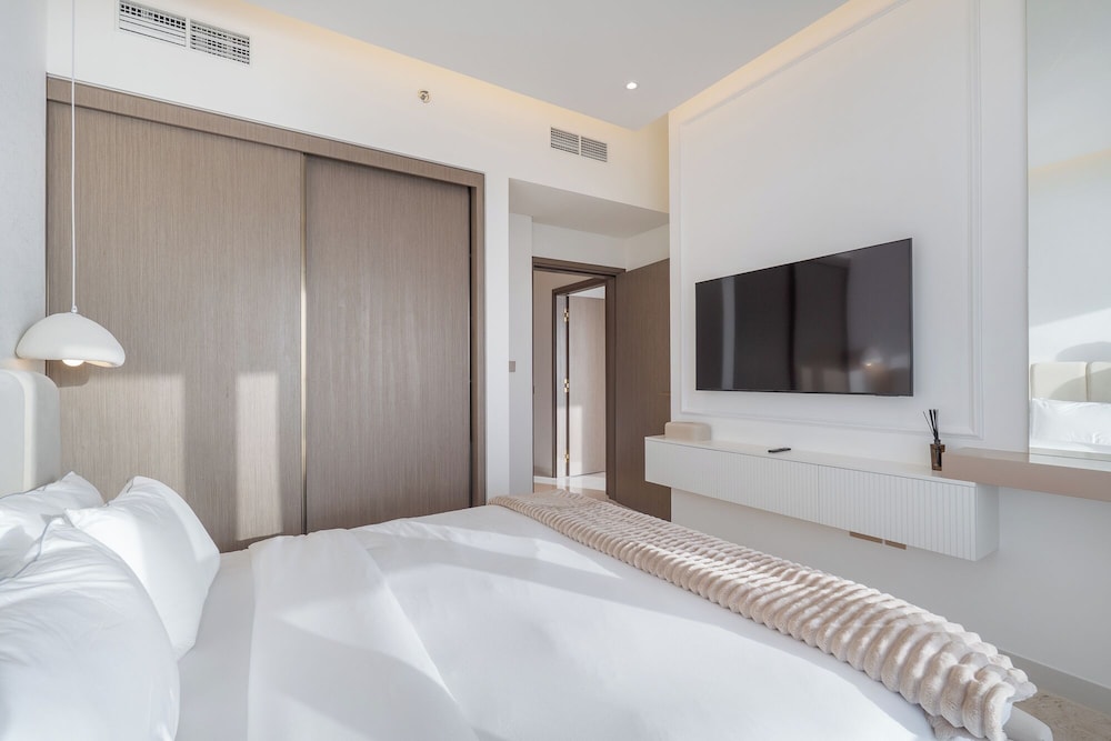 Grand Marina Bleu I Private Beach & Views I PS5 I Infinity Pool I by Skyline Serenity