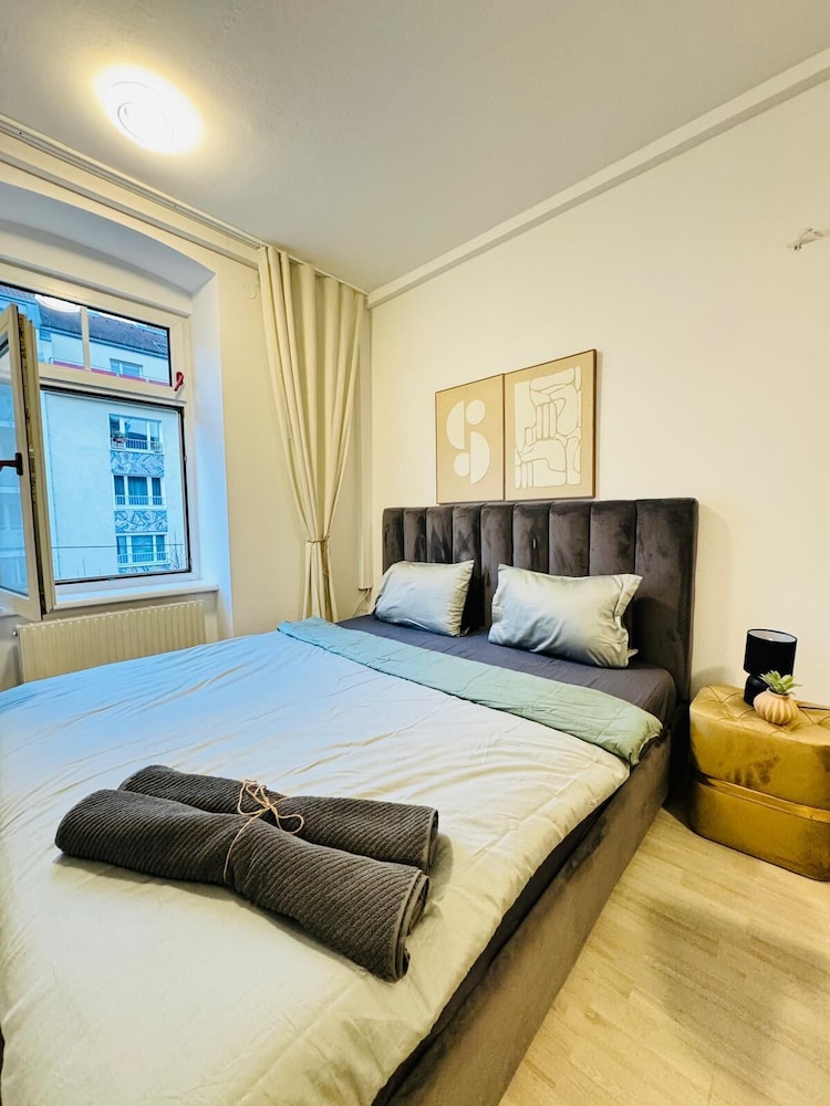 Spacious 7BR Apartment Prime Location