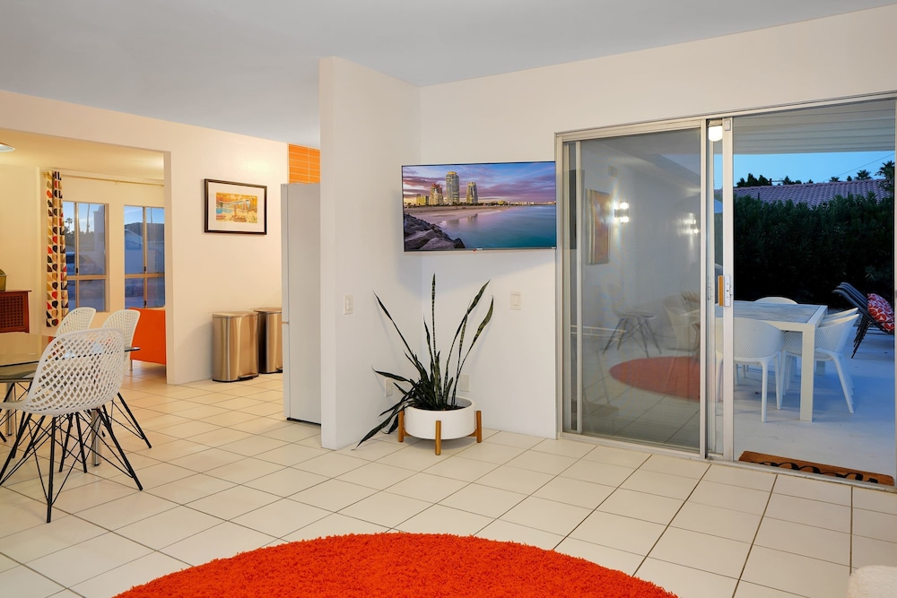 Retro Desert Retreat - Ideal Palm Springs