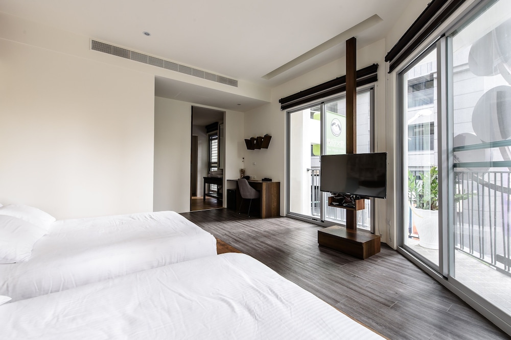 Treehouse Hostels