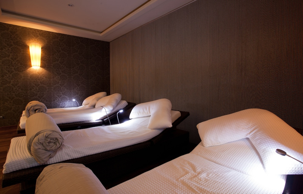 Knutsford Vacations - The Mere Golf Resort  Spa - Property Image 2