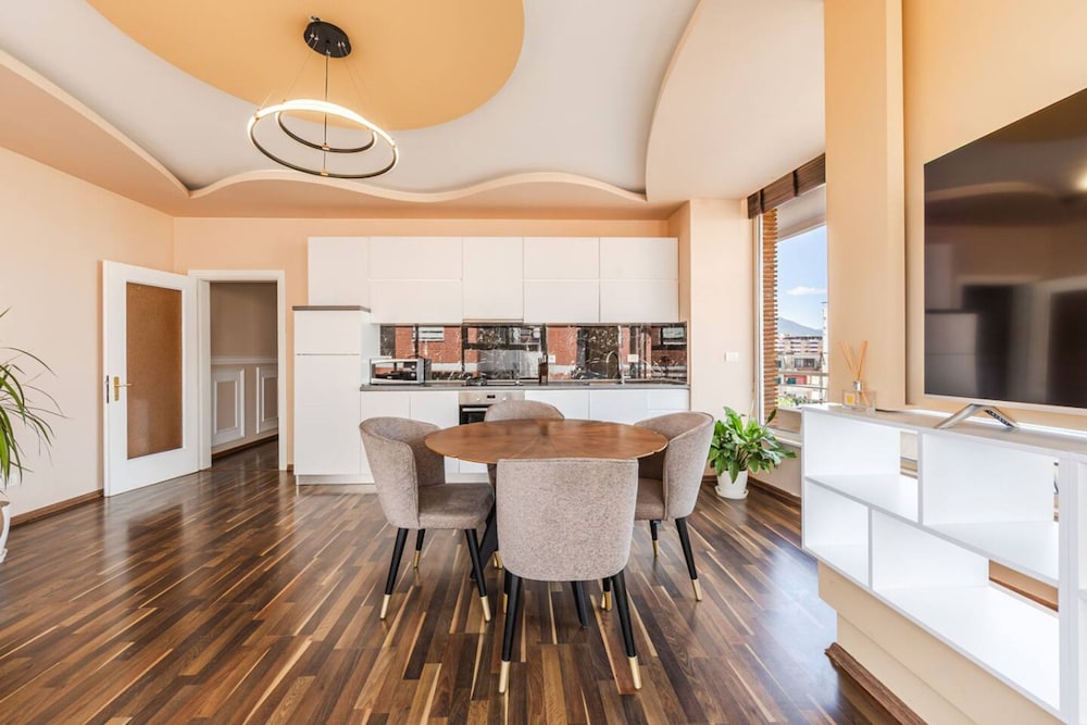 Spacious City-view Apartment Overlooking Shkod r
