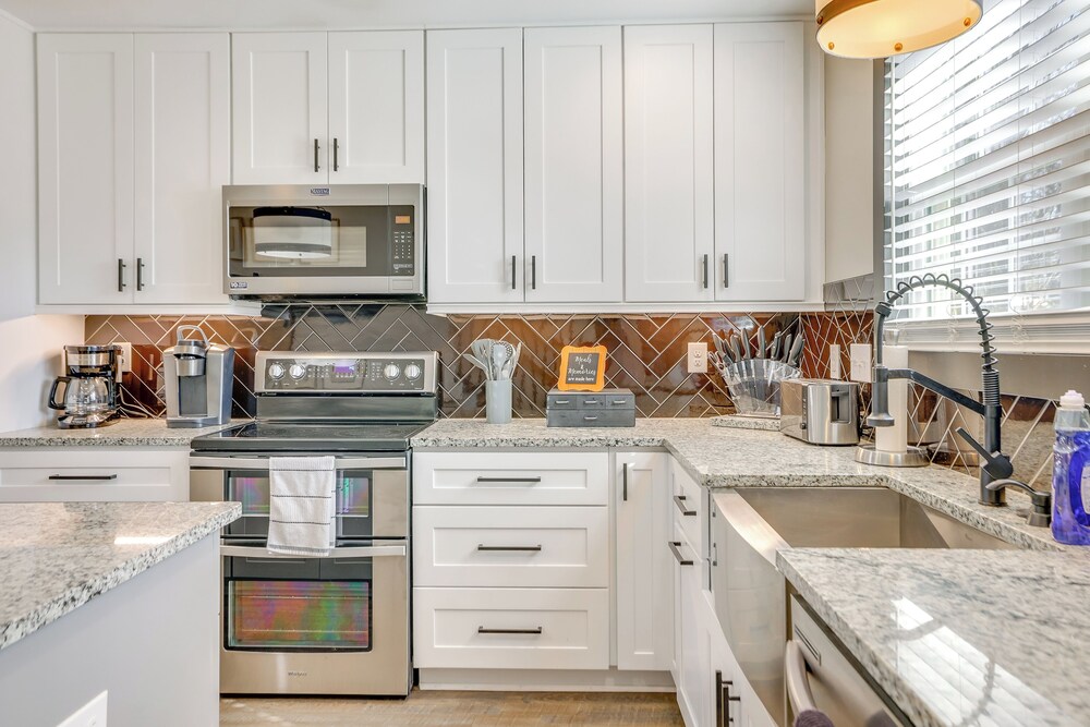4 Mi to Liberty Bridge: Greenville Getaway w/ Deck
