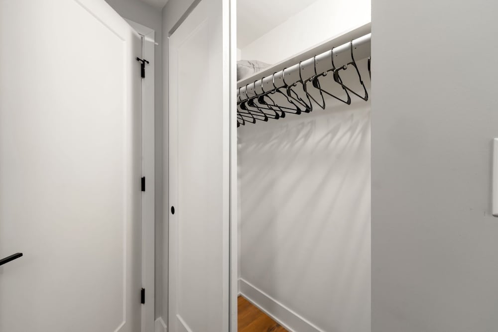 Edgewater Modern 2BR Steps to Lake City Views