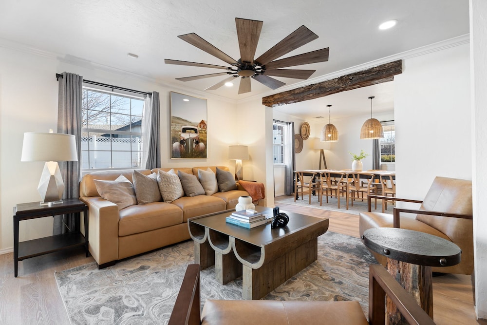 Spacious Lakefront View With Hot Tub and Pool NH