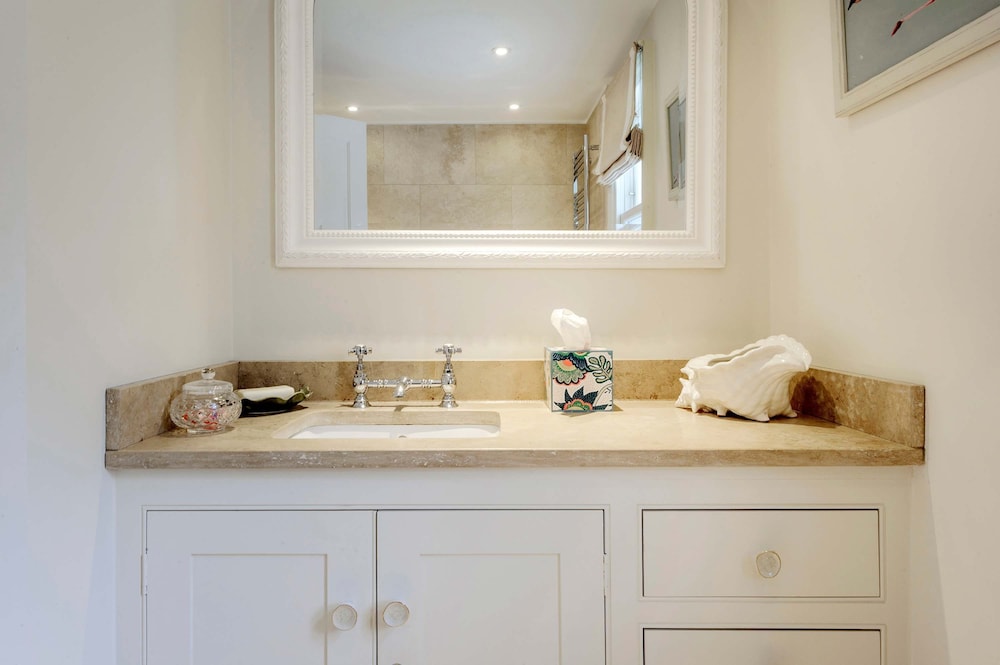 Stunning 4 bed Fulham Home With Garden