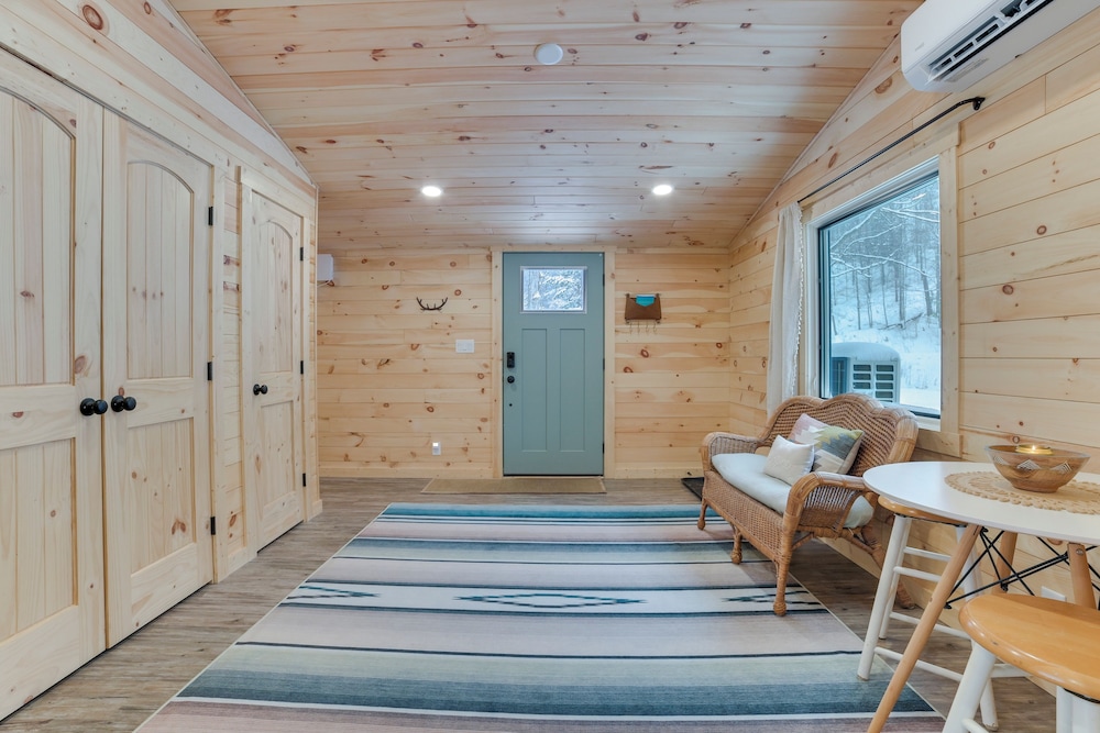 8 Mi to Sleeping Bear Dunes: Creekside Cabin