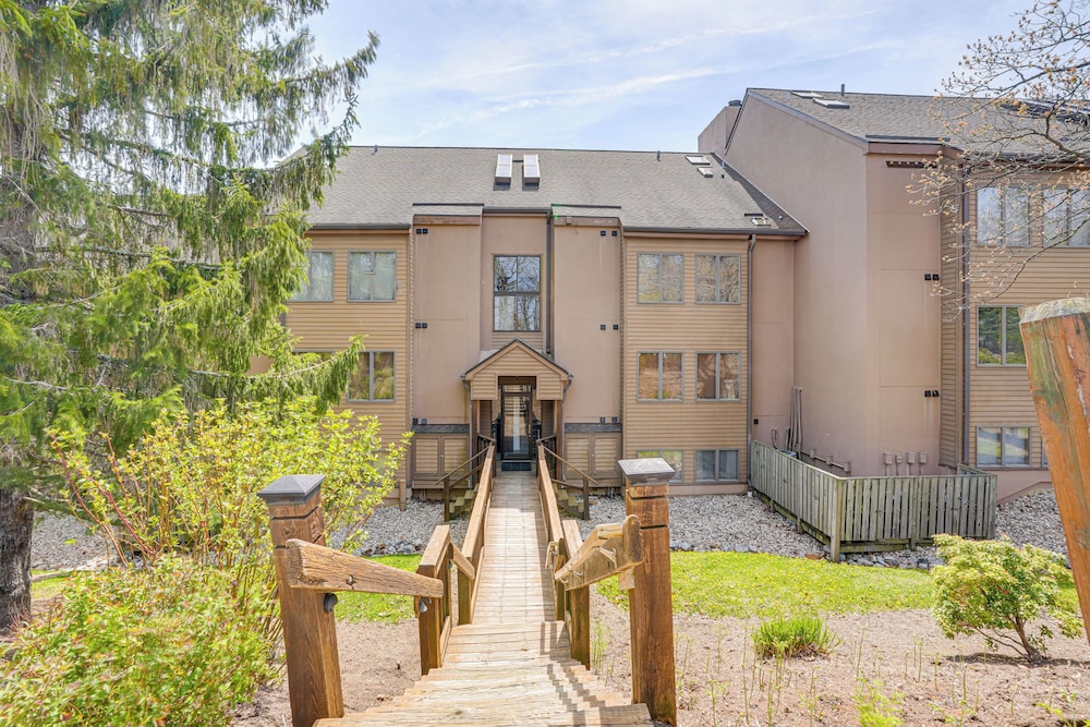 Pool Access: Scenic Condo in Wintergreen Resort!
