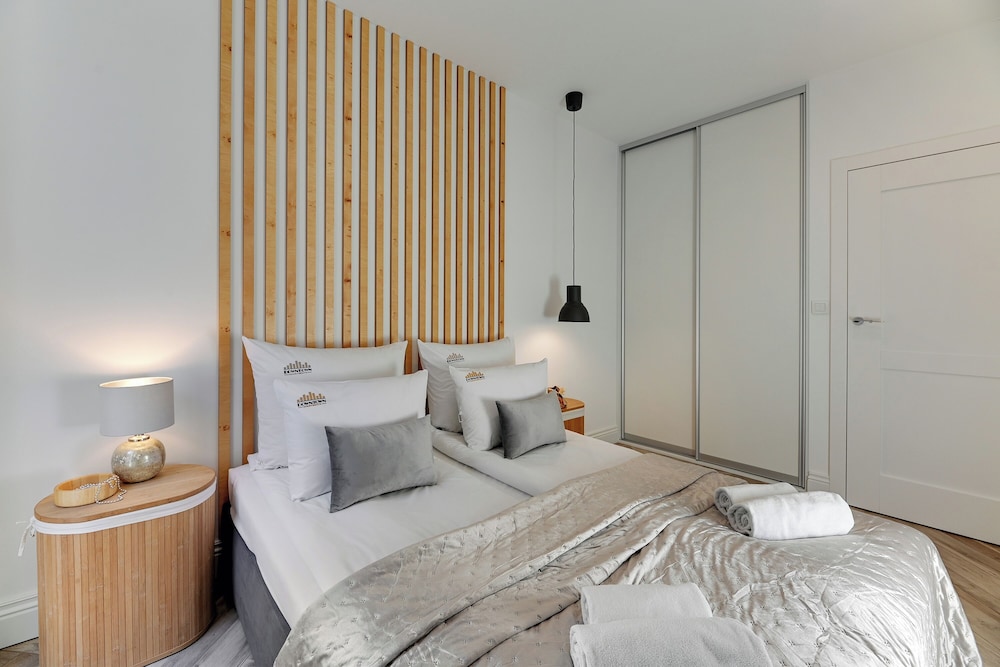 Aura III & Parking by Downtown Apartments