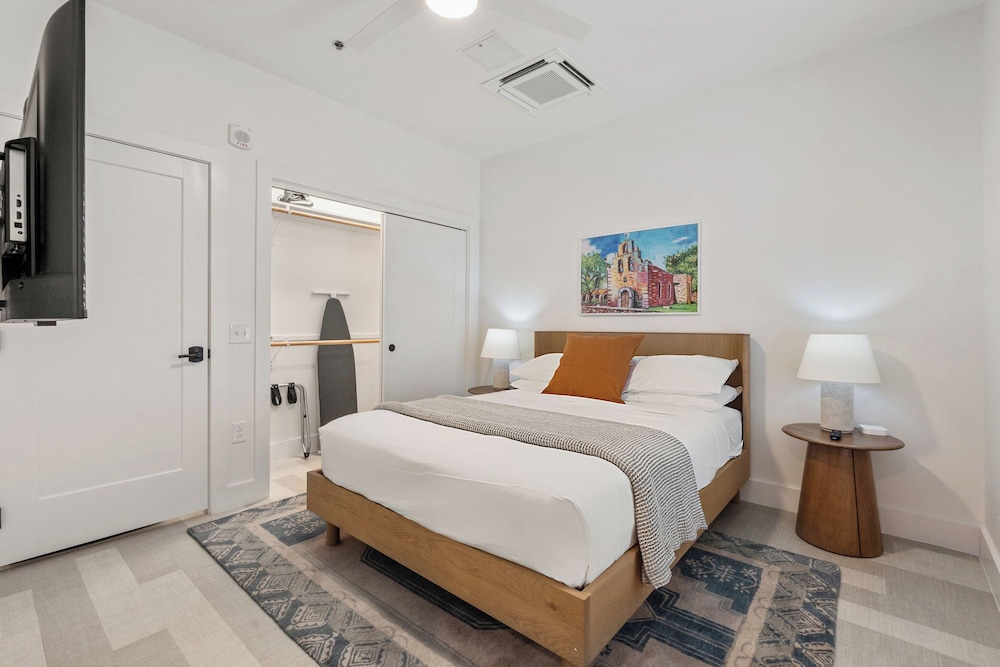 The Continental, powered by Placemakr - Downtown - Market Square