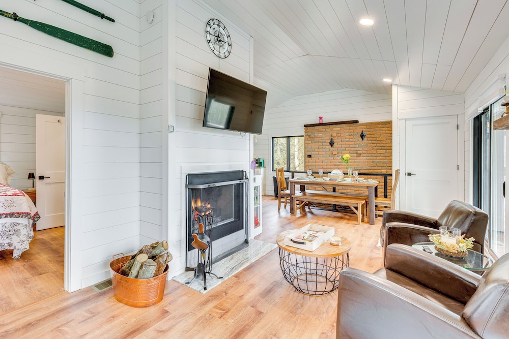 1 Mi to Marina: Cabin w/ Views Near Atwood Lake!