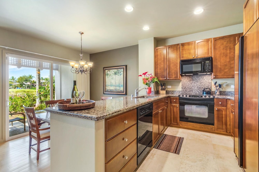 Beautifully Furnished - Hawaiian Villa - AC & Wifi! - Vrkcv