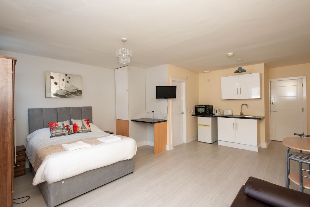 Newly Refurbished Studio, 20mins to London Bridge view 5