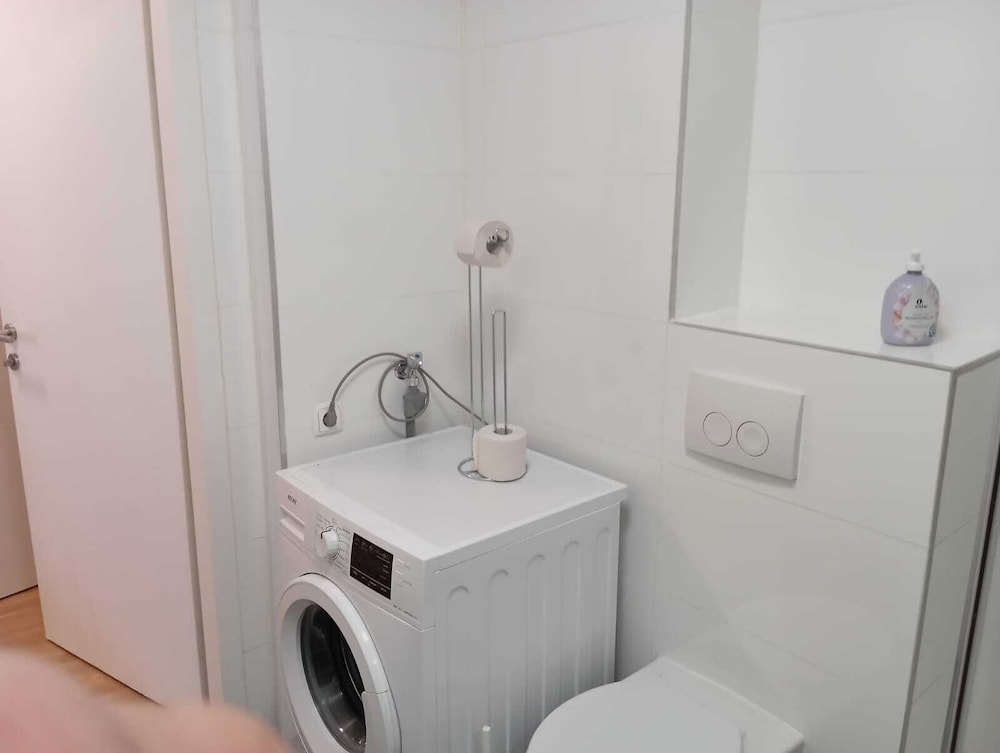 City Center Metro 1BR 1LR King Bed