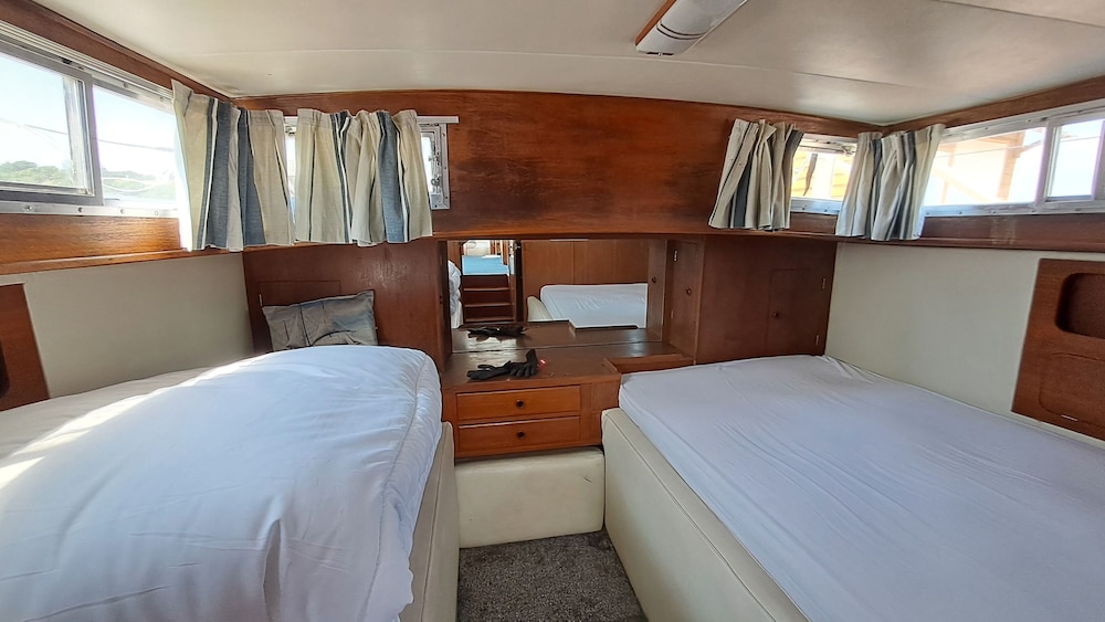 The Rose 37ft Lakeside Yacht inc Hot Tub view 4
