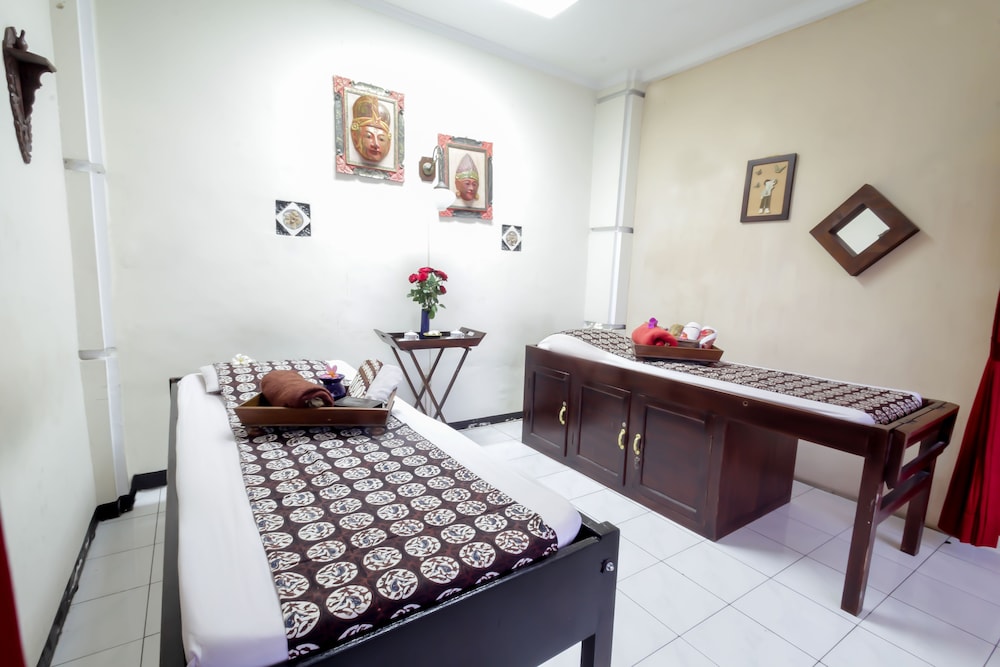 Royal Hotel and Villa Batu