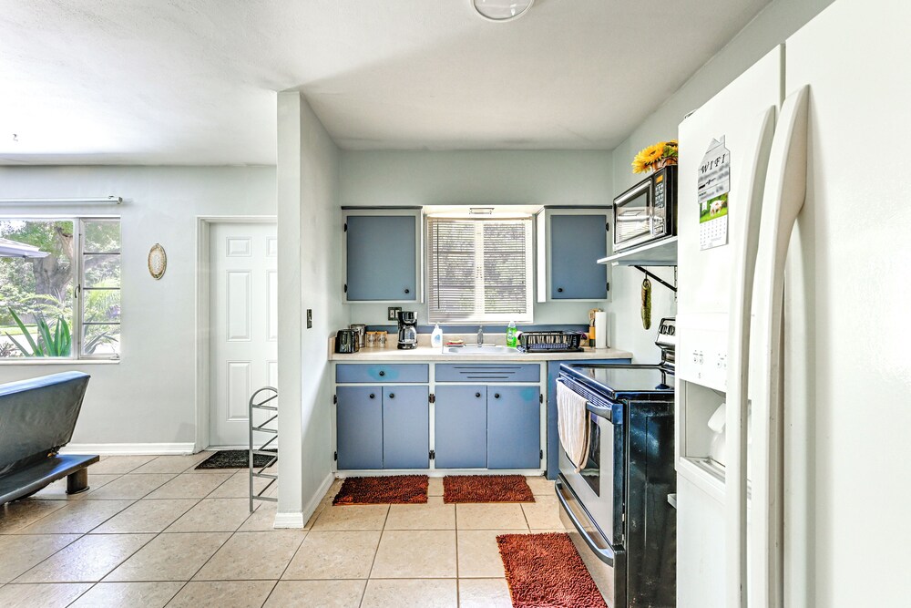 Outdoor Entertainment Area: Clearwater Condo!