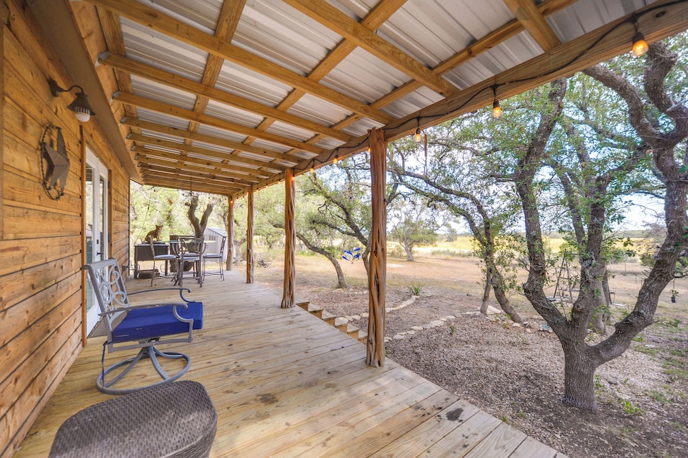 11 Mi to LBJ State Park - Couples Cabin Retreat!