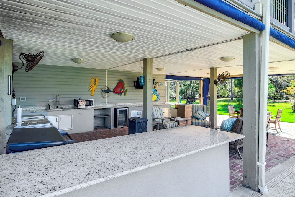 Pool, Fire Pit & Tennis Court: Gem in Bay St Louis