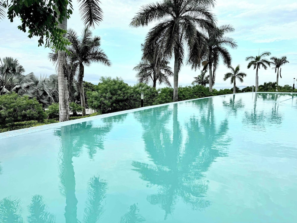 Bolongo 1BR Your Exclusive Oceanfront Escape