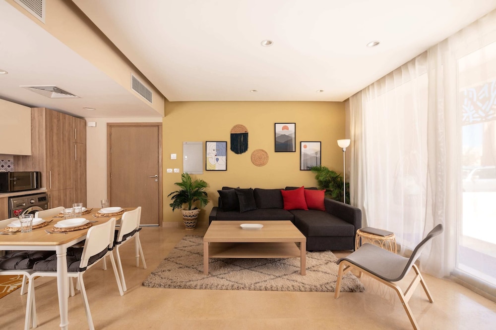 Xuru Stays I Exotic 1bdr w/ Outdoor Terrace Pool & Beach Access