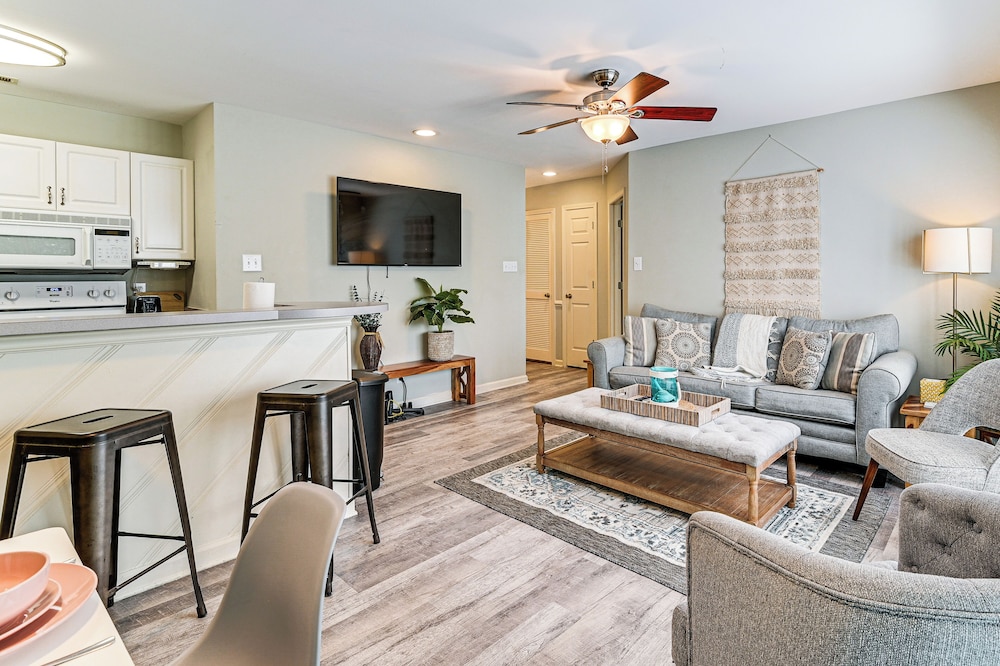 Walk to Ocean: Condo w/ Balcony in Myrtle Beach!