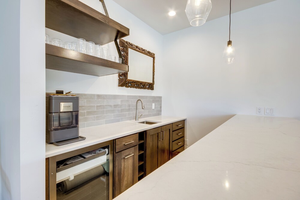 2 Mi to Big Sky Resort: Luxe Mtn-view Retreat!