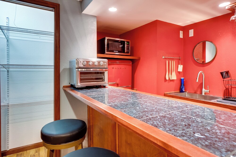 Cozy Milwaukee Apartment w/ Deck, 2 Mi to Airport!