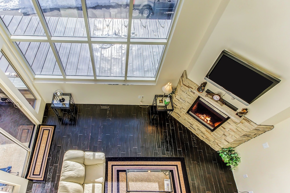 Modern 1BR Mountain View Balcony Steps to Lift
