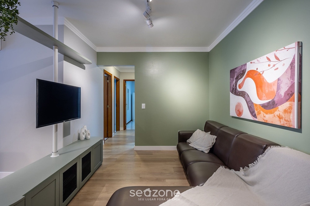 3BR Apt w/ Balcony 240m From Sea Meia Praia Eio203