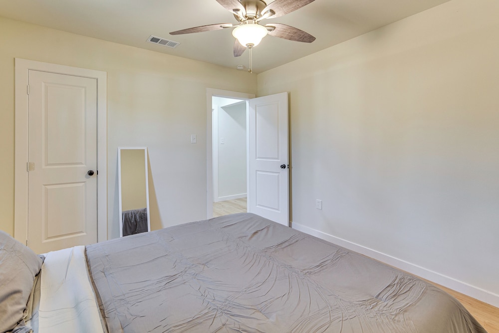 Fenced-in Yard: Home < 5 Mi to Dtwn Dallas!