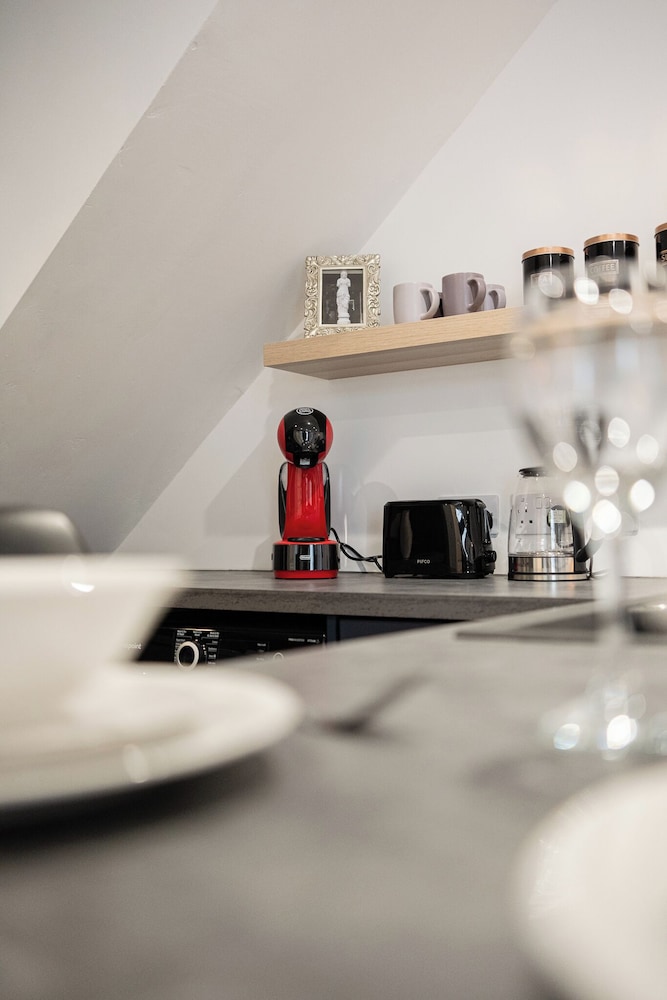 Gorgeous 1 BD in Central Cheltenham