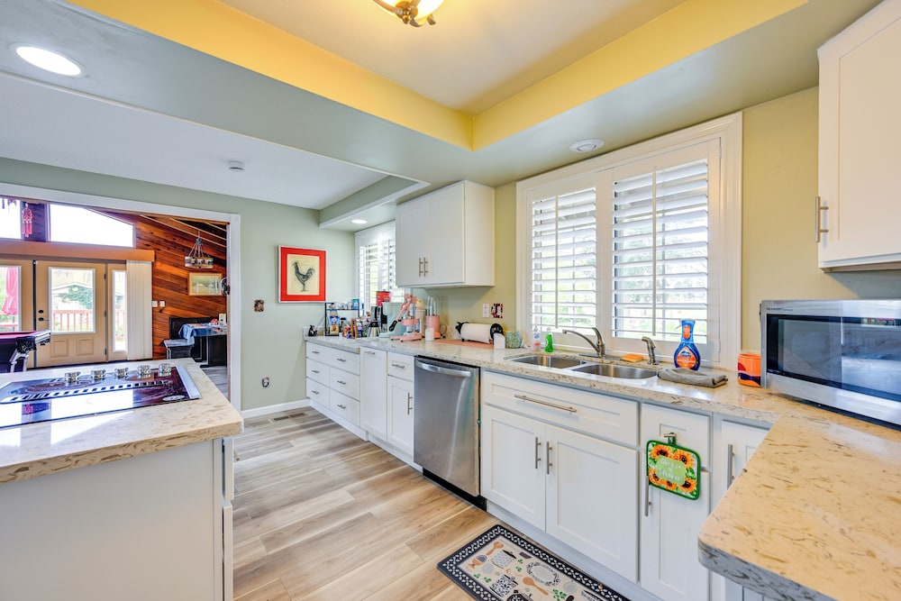 9 Mi to Spanaway Park: Home w/ Indoor Hot Tub