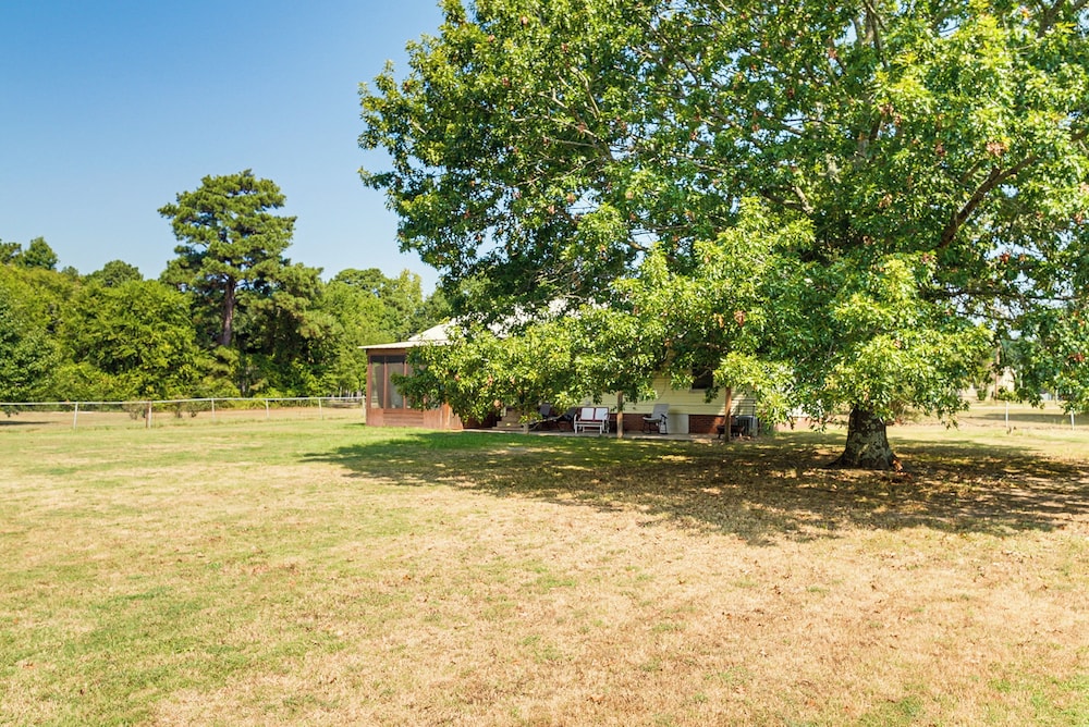 Screened Patio + Fire Pit: Peaceful Marshall Home