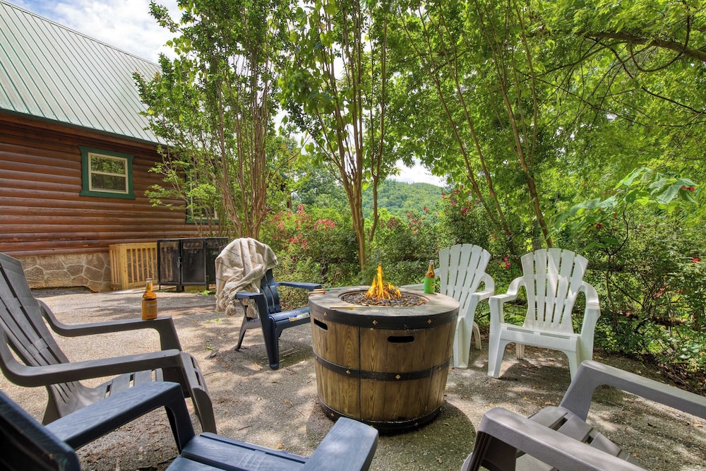 Triple Mountain View by Avantstay: Hot Tub, Game Room & Stunning Smoky Mountain Views