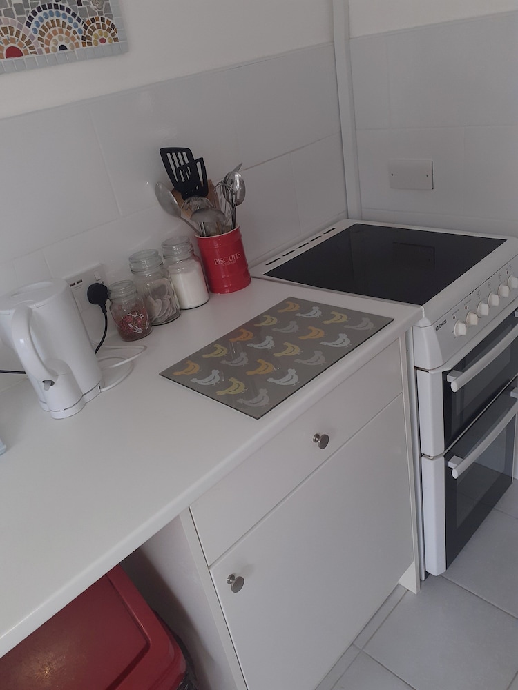 1-bed Seaside Retreat - Sleeps 2, Parking & Garden